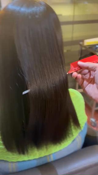 施術後ドライヤーで乾かしただけのし上がり

弱酸性で髪への負担を最小限に抑えながら施術するので
一般的な縮毛矯正の様な硬い感触を防ぎ、手触りがとてもしなやかな仕上がりになります。髪の艶、サラサラ感を更に出したい方にオススメです。 