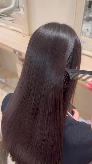 うねりや広がりを抑え、自然なストレートに仕上げた縮毛矯正。毛先までまとまりが出るよう薬剤選定にこだわり、ツヤ感のある質感にしています。乾かすだけでまとまるので、朝のスタイリングが楽になります️
縮毛矯正が初めての方もぜひお任せください！ 