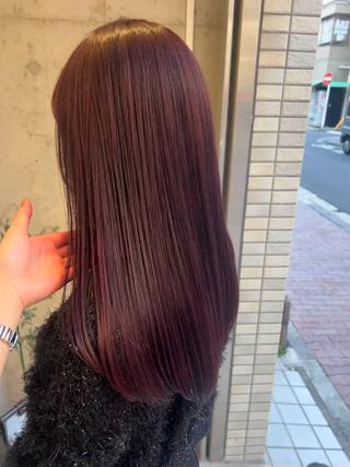 年末に向けて、1年頑張った髪をしっかり整えませんか？乾燥やダメージが気になるこの季節は、内部から潤いを補給する集中トリートメントがおすすめです。しっとりまとまるツヤと手触りで、仕上がりの違いを実感していただけます。今のうちにケアしておくことで、年末年始もきれいな状態をキープできますので、ぜひご褒美ケアとしてお任せください♪ 