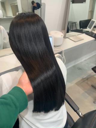 年末に向けて、1年頑張った髪をしっかり整えませんか？乾燥やダメージが気になるこの季節は、内部から潤いを補給する集中トリートメントがおすすめです。しっとりまとまるツヤと手触りで、仕上がりの違いを実感していただけます。今のうちにケアしておくことで、年末年始もきれいな状態をキープできますので、ぜひご褒美ケアとしてお任せください♪ 