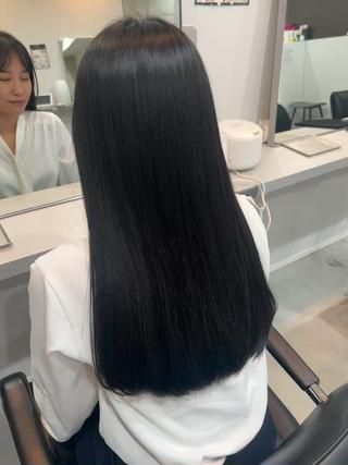 年末に向けて、1年頑張った髪をしっかり整えませんか？乾燥やダメージが気になるこの季節は、内部から潤いを補給する集中トリートメントがおすすめです。しっとりまとまるツヤと手触りで、仕上がりの違いを実感していただけます。今のうちにケアしておくことで、年末年始もきれいな状態をキープできますので、ぜひご褒美ケアとしてお任せください♪ 