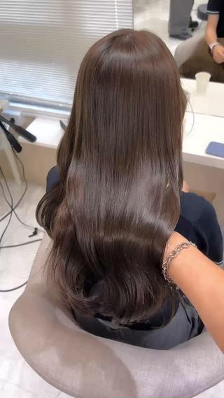 オリーブブラウン

＊ベースの暗い方はダブルケアカラー
＊明るい方はプレミアムケアカラー

こちらでご予約お願い致します！

ブリーチなしの透明感カラーなら是非1度お任せください

インスタにもたくさんスタイル載せてます♪@kky_ux 