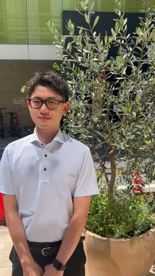 【Style Post】
スパイキーショート × ピンパーマ

無造作に動きをつけたスパイキーショートに、ピンパーマで自然な立ち上がりと束感をプラス。
ワックスを軽く揉み込むだけで、こなれ感のあるスタイルに仕上がります。

メガネとの相性も抜群◎
知的さとラフさを兼ね備えた、オンオフ問わず楽しめるショートスタイルです。

「いつものショートに変化が欲しい」「セットを楽にしたい」そんな方におすすめ！ 