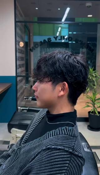 
冬にぴったりの“シャドーパーマ”スタイル
・ふんわり動く毛先で抜け感UP
・重くなりがちな冬スタイルも軽やかに
・自然なボリュームで雰囲気たっぷり
・マフラーやニットにも相性◎
・さりげなくオシャレにキマる万能ヘア

この冬、雰囲気出したい人におすすめです
 