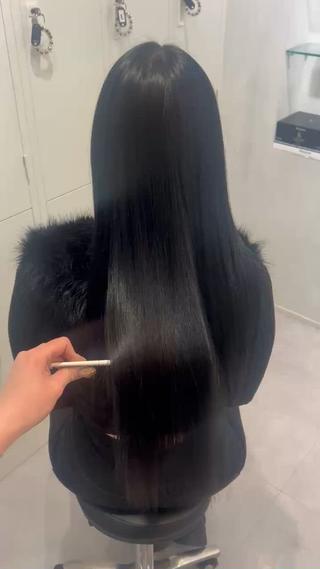 パキッとした赤から黒へイメチェン‪‬
トリートメントも丁寧にさせていただくのでつやつやになります
黒染めではなくブリーチで落とせる黒の場合、追加で1000円いただきます。 