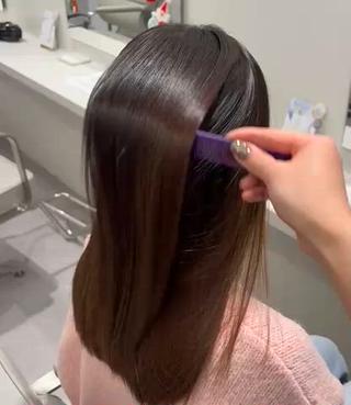 髪質改善ストレート＋トリートメントで
うねりをとりつつ、やわらかく艶のある質感になります！
癖毛でお悩みの方おすすめです！ 