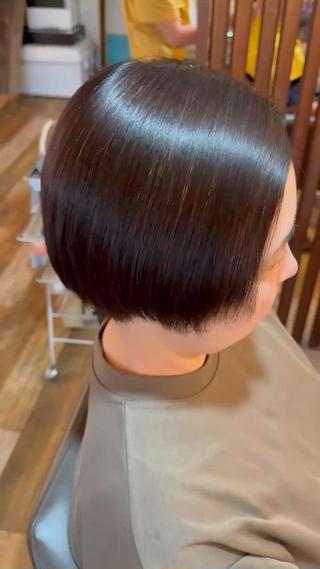 乾かしただけの毛先の丸みになります。
朝のアイロン要らずで髪にかける時間を減らしてくれます。 