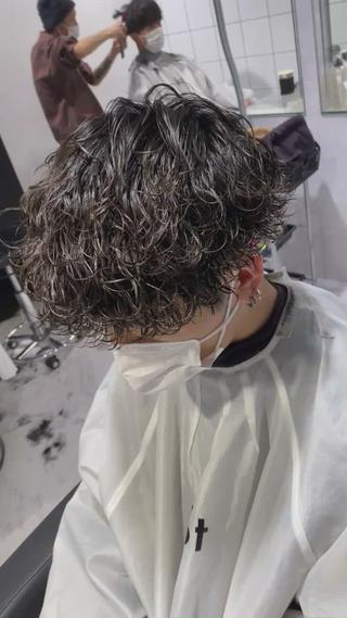 表参道/渋谷/原宿メンズカット/メンズパーマ/メンズマッシュ/ツーブロック/ハイライト/ツイストスパイラルパーマ/ツイストパーマ/波巻きパーマ/波巻きスパイラルパーマ/眉毛/センターパート/ニュアンスパーマ/メンズハイライト/ウルフカット/波打ちパーマ
 