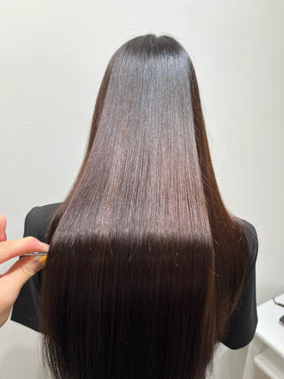 美髪矯正によって乾かしただけで理想の艶髪になれます。


癖でお悩みの方はもちろん、表面のふわふわした毛が気になってしまう方も美髪矯正をすると驚くほど綺麗になります！

気になる方はぜひご予約お待ちしております！ 