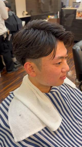 今流行りのフェザーショートです！
全体的に動きを出して後ろに流す感じでアイロンを入れて艶がないものでセットさせていただきました！ 