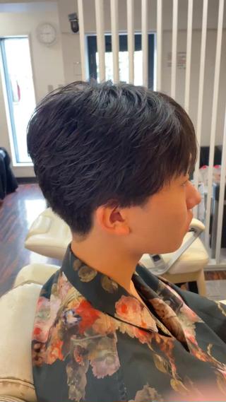 今流行りのシースルーマッシュです！
アイロンでサイドはリバースカールとつけて毛流れが後ろに動くようにしました。
バックは軽く内巻きしてボリュームをつけました。
前髪はこの方の癖に合わせて前髪を巻きました。 