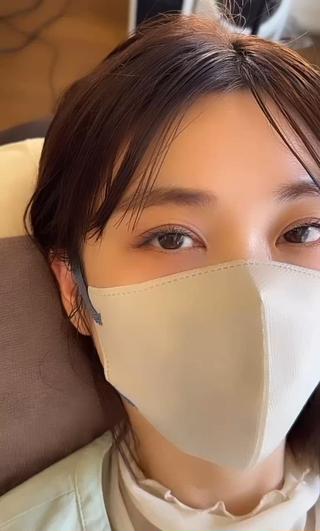 2023年人気のナチュラルマツエク！自まつ毛と同じ長さにすることでバレないマツエクに。ブラウンエクステで抜け感を出してさらに可愛さアップ！ 