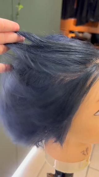 練習ウィッグですが、3ブリーチの上から
青を入れて、真っ青に！！

PREVIAカラーは、とても綺麗に入り
髪の毛が痛みにくいカラー剤になってます！ 