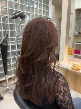 海外風レイヤー

前髪からしっかり軽さを入れてかきあげスタイルが
色っぽく仕上がります


カラーはご相談ください！ハイライトも入れるのがおすすめ

お客様スタイルは赤毛風 color 