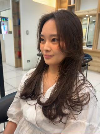 抜け感のあるbrown

韓国になりすぎないレイヤースタイルのワンカールは無敵です軽さがでて一つ結びしても可愛いですよ！

夏に向けて少し明るめカラー、動きのあるデザインはいかがでしょうか？

トリートメントで髪の毛のケアをして育てていきましょう 