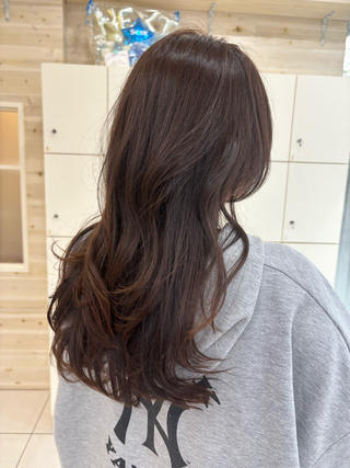 大人ブラウンカラー

赤みを抑えてアッシュに寄りにすることでツヤ感アップと透明感ブラウンができます


カットはレイヤースタイル。やや高めくらいにして、巻き巻きするとこんなかんじに！もちろんワンカールでも可愛い


トリートメントはAujuaの５ステップトリートメント！
ダメージケアに加え将来の髪の毛作りを

種類もたくさんあります♪ご相談ください 