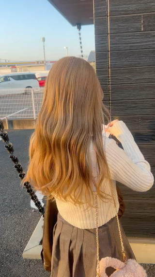 milk tea beige 

ブリーチ1回でできるカラーです！ 