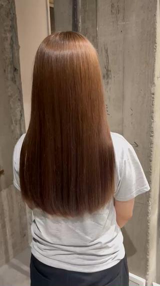 beige color

ブリーチなしで最大限明るくして嫌なオレンジみをできるだけ消しつつ柔らかく見えるようにカラーしています.
一人一人の髪質にあうようにトリートメントも選んでいるのでブロー仕上げですが質感も抜群です^^ 