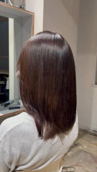 brown color

ブリーチ履歴があり色落ちが早いのがお悩みだったのでトーンダウンで大人っぽい落ち着いたブラウンカラーにしました＾＾ 