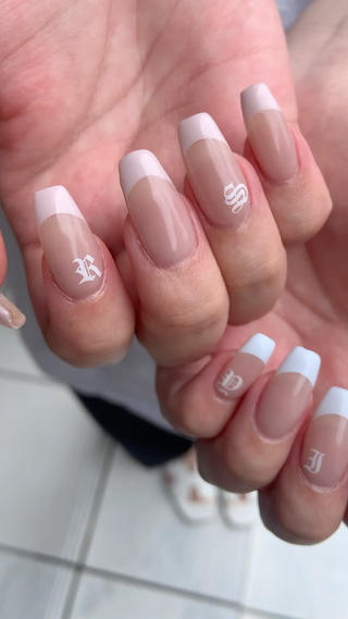 ダメージもあり薄いお爪もありましたがフォルム形成をいたしました♡

フレンチこそまっすぐ見た時にお爪が薄くて巻いていたりするとフレンチのラインが真っ直ぐに見えません♡

フォルム形成をしたのでとてもバランスの良いお爪でスッとしたフォルムにフレンチが映えてすごく綺麗に仕上がりました♡

シンプルなデザインですが、ポイントで入れたイニシャルパーツがぐっとお洒落度をアップさせてくれています♡

清楚さと大人っぽさを兼ね備えたデザインでとても可愛くて素敵になりました♡

ご来店ありがとうございました♡


お写真のデザインは
ベースカラー+1,000円
１色追加+1,000円
しております♡
　 