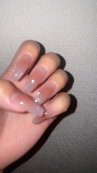 今月のmy nailです♡

ベースカラーにチークネイルをした上にうっすら上品なマグネットのグラデーション♡

私は施術があるので今回はパーツはなしにしていますが、このデザインにキラキラのパーツを乗せるとまた雰囲気も変わり絶対かわいいデザインです♡ 