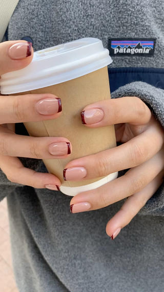 ２回目のご来店のお客様♡

自爪のピンクの部分がとても長くなり、
フレンチがとても映えて綺麗です♡

少し寒くなり、ボルドーのワンカラーがとても
増えてきていますがボルドーのフレンチも
おしゃれでとても綺麗ですね♡

お写真はベースカラーありのフレンチです♡
 