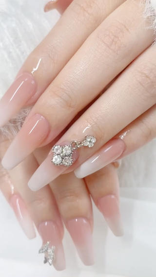 当店のベイビーブーマーはエアブラシで噴くので
ジェルのようなもやもやした境目は一切ないのが
特徴です♡

このように薄づきにもできますし
もう少し濃い白色のグラデーションも可能です♡

長さだしの素材がソフトジェルでできた
フルのジェルチップなので透明の為
長さだしの長さがロングで、かつ
グラデーションの色の面積が少しだけの
浅いお色がご希望の場合、自爪との境目を見えなくする為にベースカラーを追加する必要がございます♡
（クーポン価格5700円＋ベースカラー追加＋1000円） 