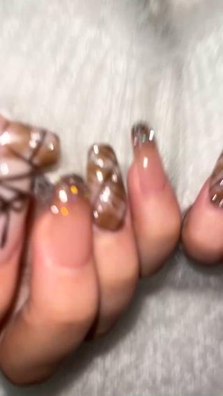 大好きなリピーター様の持ち込みデザインのお写真です♡

今流行りのチェック、ブラウンのグラデーションの上にフラッシュのグラデーション、手描きのリボンで誰とも被らないとても可愛いデザインになりました♡

他店様だと10本デザインは時間が決まっていて時間を超えるデザインは断られたりしますが、当店は事前にお写真を送ってくださるとその分の予約枠を空けますので事前にご相談くださいませ♡

いつもお話が楽しくて、お客様とのこの時間が本当に大好きです♡
ネイルも可愛すぎて何度も動画見返しています♡
また来月も可愛い更新させてくださいね♡
ありがとうございました♡ 