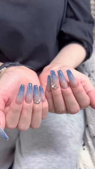 パーツは別料金になります
#夏ネイル＃青ネイル＃グラデション 