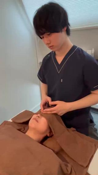 小顔矯正後にヘッドマッサージもしてます！
目元の疲れもしっかりととっていきます 
