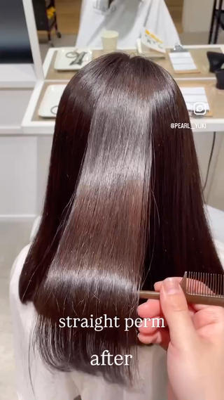 ずっと触れていたくなる様な、柔らかくナチュラルなストレートを追求し実現

根元から毛先までしなやかに。まるで地毛の様な、自然なストレートパーマが得意です。一人一人の髪の状態・ダメージレベルに合わせて細かく薬剤を選定。

前髪のみのストレートパーマなどもご相談ください 