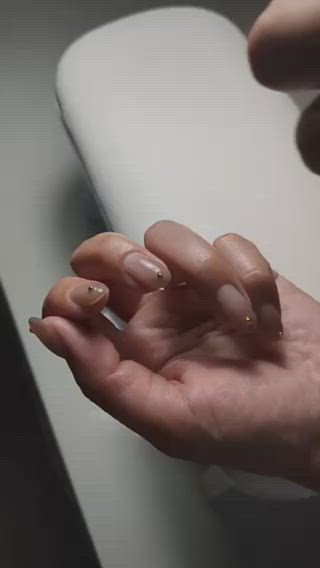 ベージュのグラデーションにブリオンをつけて
10本揃えて大人可愛いネイルに仕上げました 