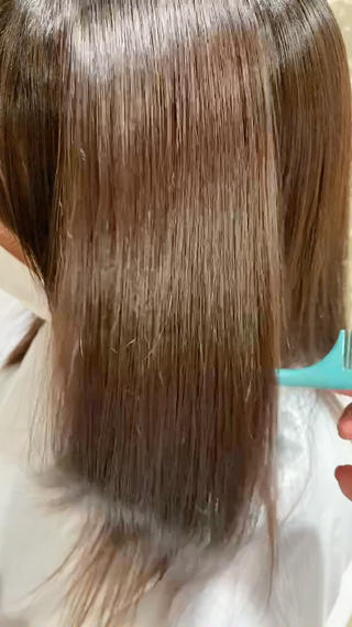 髪の毛のうねりが気になる、広がるそんなお悩みを縮毛矯正をして解決しませんか？ 