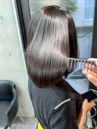 乾かしただけで綺麗にまとまるので
毎日のスタイリングが格段に楽になります！

似合わせ大人ボブ&髪質改善&縮毛矯正で乾かすだけでまとまるボブ

自分の縮毛矯正はシャキーンとならず柔らかく自然になるよう
細かく髪質、癖、ダメージに合わせて薬剤選定をしています！

ダメージも感じず柔らかく仕上がるので巻けるし
ショートヘア・ボブとのとても良いんです

いいなと思ったスタイルは♡ボタンを押して
カウンセリング時にご提示下さい

#縮毛矯正#髪質改善#ボブ#ショート#韓国#レイヤー#似合わせ 