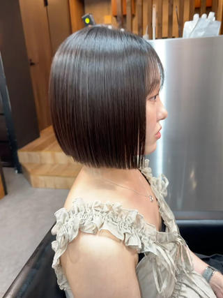 過去1のサラツヤ髪のボブに

自分の縮毛矯正はシャキーンとならず柔らかく自然になるよう
細かく髪質、癖、ダメージに合わせて薬剤選定をしています！

こだわった薬剤選定のため
ダメージも感じず柔らかく仕上がるので巻けるし
ショートヘア・ボブとのとても良いんです

いいなと思ったスタイルは♡ボタンを押して
カウンセリング時にご提示下さい

#縮毛矯正#髪質改善#ボブ#ショート#韓国#レイヤー 