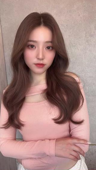 レイヤーカットで動きのあるヘアスタイル 