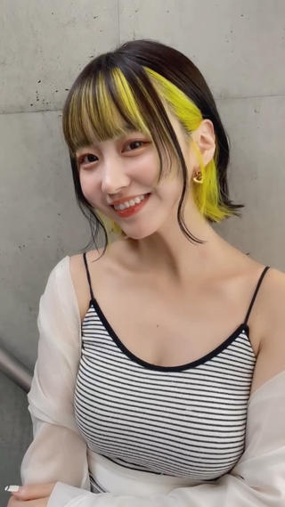 ネオンイエローのフェイスフレーミングに、顔周りはステップカットで 