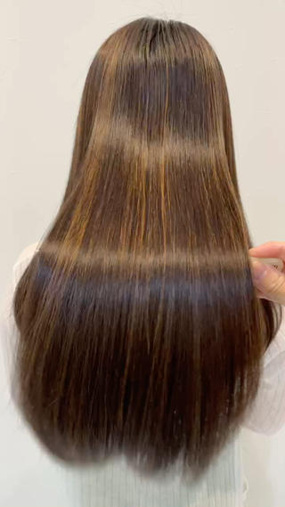 酸性ストレートダメージがある髪の毛でも癖を伸ばして柔らかい手触りに仕上がります「え！すごい！」と皆さん触ったときに仰ってくださいます 
