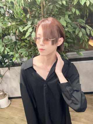 遂にメンズ
ブリーチ毛や新生毛など複雑な髪からできる限りの1色で赤よりのブラウンに染めさせて頂きました ͗ ͗
メンズも大歓迎です！！ 