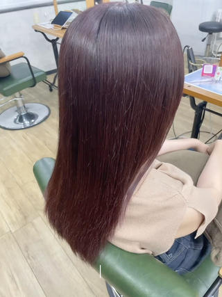 明るめのブラウンから赤系に染めさせて頂きました！！
秋にもなってきて暗めの赤なども人気なのでオススメです 