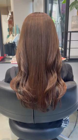 レイヤーを少し入れ、動きの出るスタイルに

ブリーチなしで透明感欲しい方、ベースが暗めな方はダブルカラーをお選びください︎ 