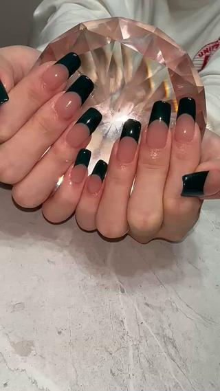 長さだしフレンチ♡♡
フレンチは深めにアーチも浅めに
海外風フレンチネイルに♡♡
色は作った深緑カラーです！ 