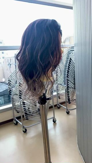 【エアライト】ハイライトですと、根本からパキッと筋がはいるのですが、このスタイルはエアタッチでハイライトを作っていくスタイルになります。エアタッチは根本の出だしはいい意味でボケて、ふんわり筋状に明るい所から毛先に向かってグラデーション状に明るくなっていきますが、エアライトは毛先の明るい所もハイライト状に陰影がついたスタイルになります。やや落ちついたスタイルになります。 