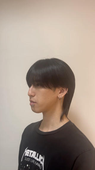 襟足長めのシースルーウルフカット

前髪を長めに設定し、上げも下ろしもでき、
サイドもリバースに流しやすいようなヘアスタイルです。 