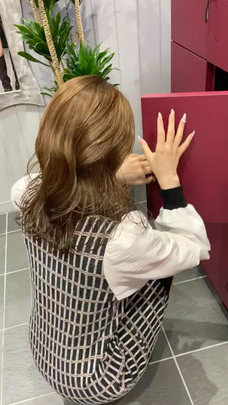 ブリーチなしのワンカラーでも明るく出来ます！オリーブぽいベージュにして赤みやオレンジ味を無くしました～

少しでも明るくしたい方オススメです！ 