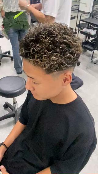 波巻きスパイラル/波巻きツイストスパイラル/ツイストスパイラル/ツイスパ/無造作/メンズパーマ/メンズカット/センターパート/マッシュ/メンズ/プードルパーマ/ニュアンスパーマ/メッシュ/ハイライト/ツーブロック/渋谷/渋谷美容室/縮毛矯正/ストレート/フェザーパーマ
フェザーショート 