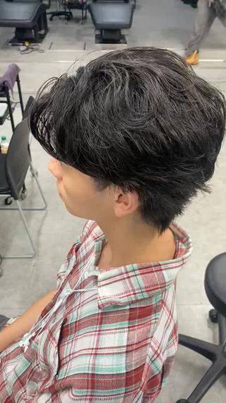 波巻きスパイラル/波巻きツイストスパイラル/ツイストスパイラル/ツイスパ/無造作/メンズパーマ/メンズカット/センターパート/マッシュ/メンズ/プードルパーマ/ニュアンスパーマ/メッシュ/ハイライト/ツーブロック/渋谷/渋谷美容室/縮毛矯正/ストレート/フェザーパーマ
フェザーショート 