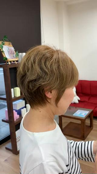 くせ毛のお客様です
フワフワとしたくせ毛を活かした
ショートヘア

仕上げはドライヤーで乾かして
ムースをつけるのみです 