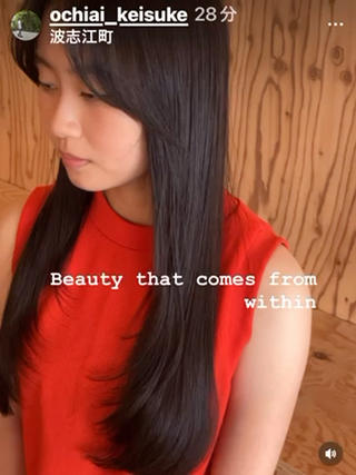 フロントにしっかりフェイスレイヤーを入れナチュラルロングスタイルに。毛先は重さを残しつつも、顔まわりに動きをつけて小顔効果を引き出しています。ストレートベースながら、柔らかく流れる毛先が女性らしさと抜け感を演出。 