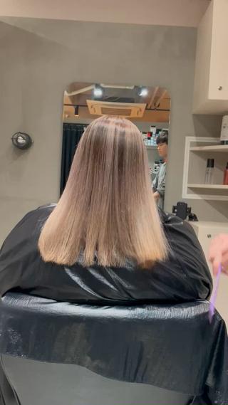 若干ピンク味のあるバレイヤージュ
動かしても動かさなくても可愛いデザイン作ります。 